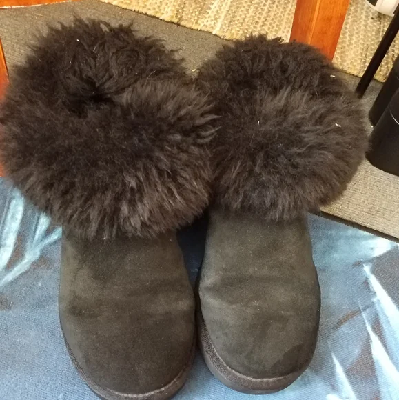 UGG Black Winter Boots with Fur Trim - Picture 5 of 5